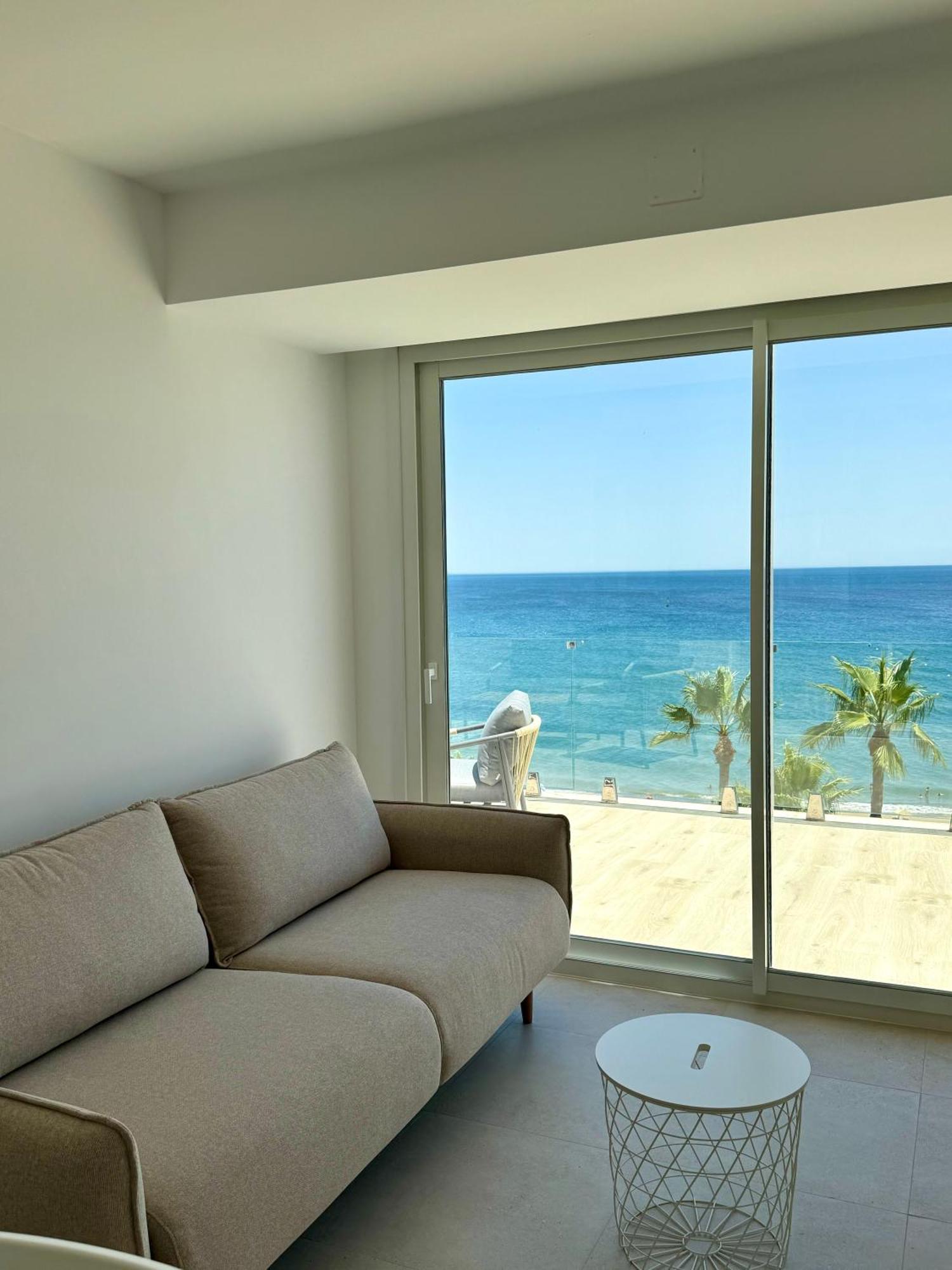 Sunnypalms - Beachfront Penthouse With Stunning Sea View Естепона Екстериор снимка