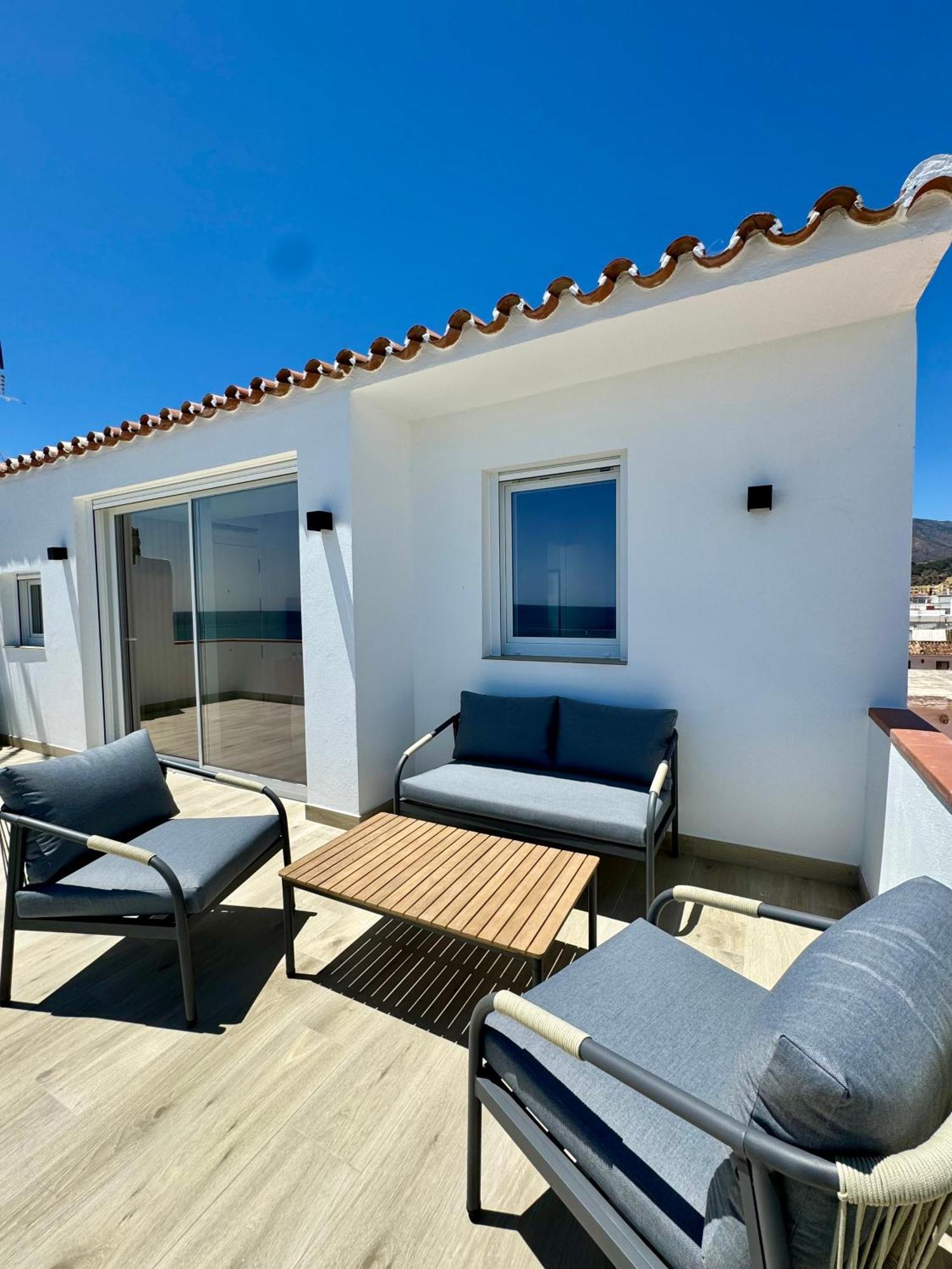 Sunnypalms - Beachfront Penthouse With Stunning Sea View Естепона Екстериор снимка