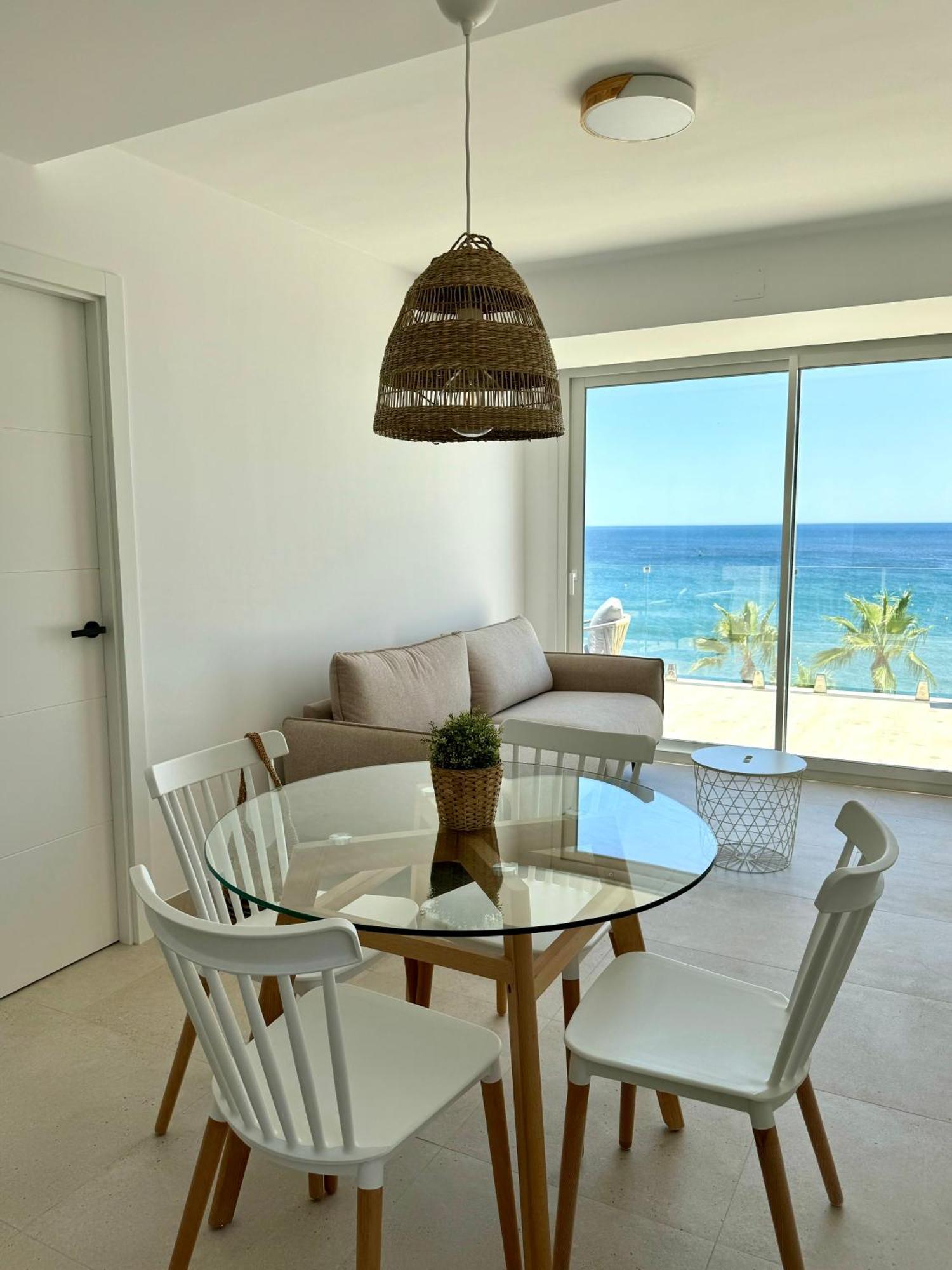 Sunnypalms - Beachfront Penthouse With Stunning Sea View Естепона Екстериор снимка