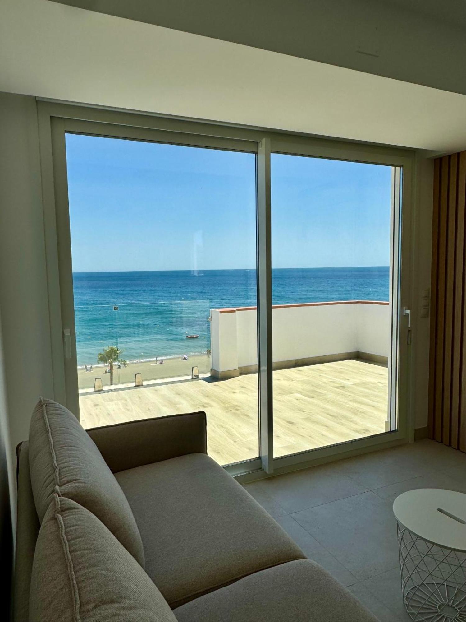 Sunnypalms - Beachfront Penthouse With Stunning Sea View Естепона Екстериор снимка