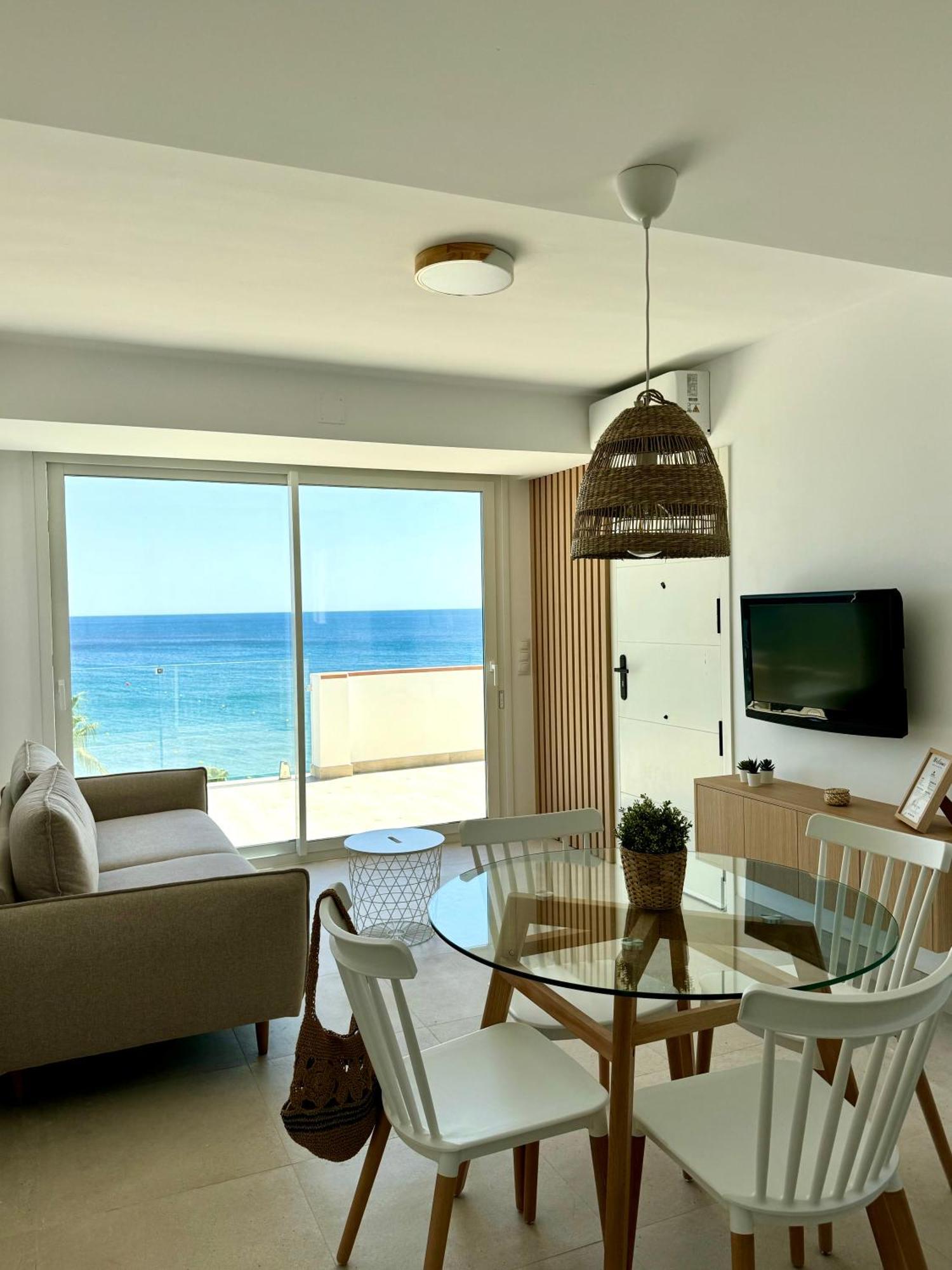 Sunnypalms - Beachfront Penthouse With Stunning Sea View Естепона Екстериор снимка