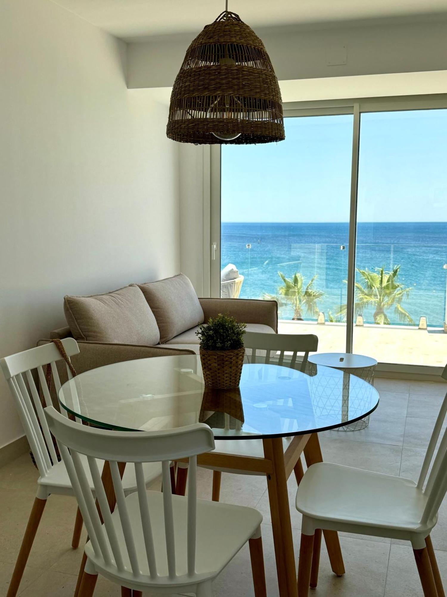 Sunnypalms - Beachfront Penthouse With Stunning Sea View Естепона Екстериор снимка