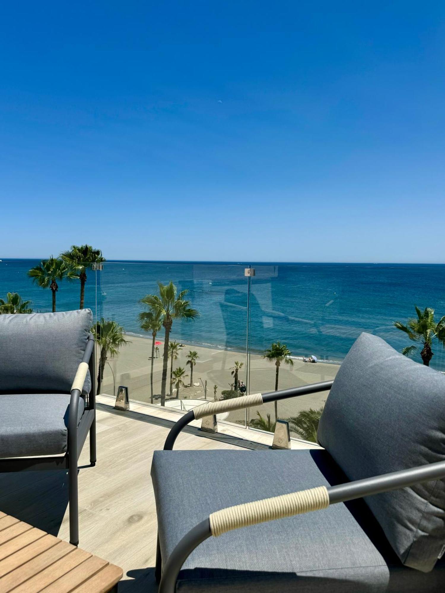 Sunnypalms - Beachfront Penthouse With Stunning Sea View Естепона Екстериор снимка