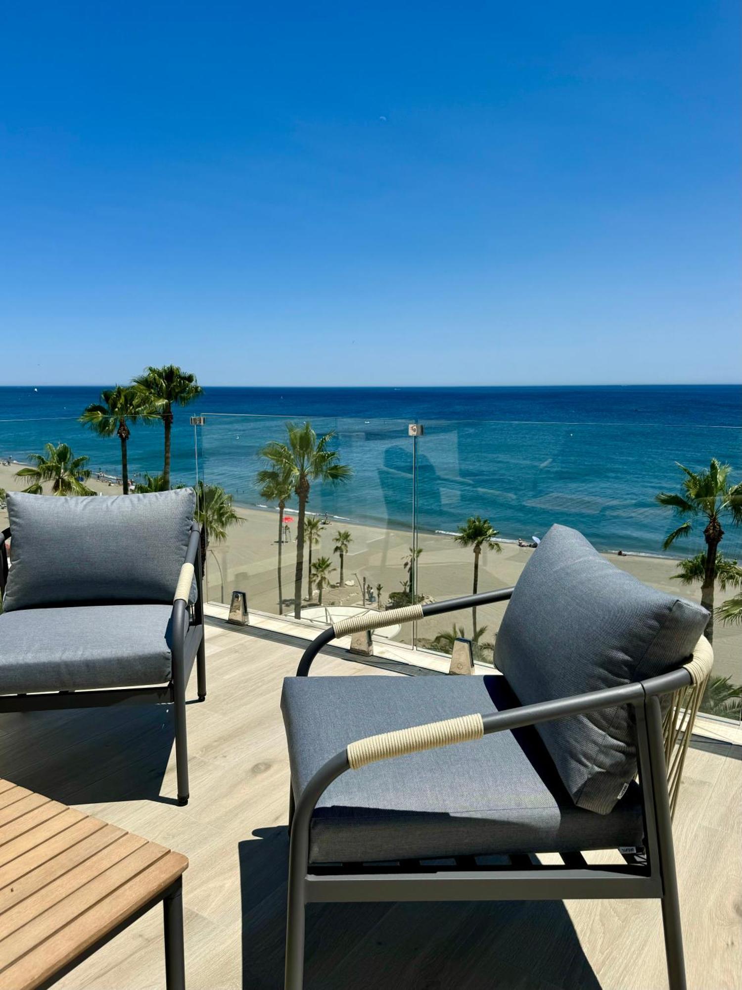 Sunnypalms - Beachfront Penthouse With Stunning Sea View Естепона Екстериор снимка