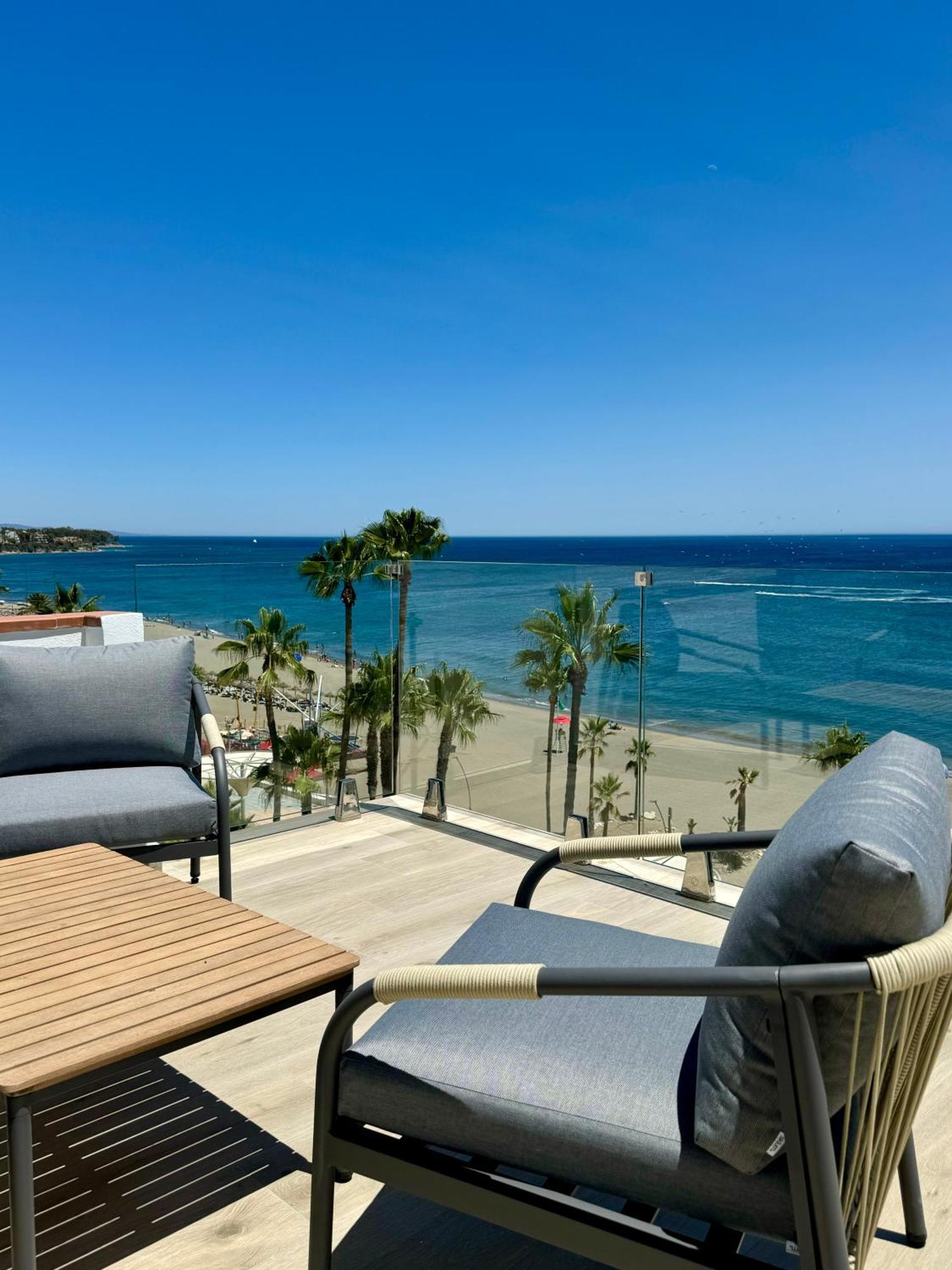 Sunnypalms - Beachfront Penthouse With Stunning Sea View Естепона Екстериор снимка
