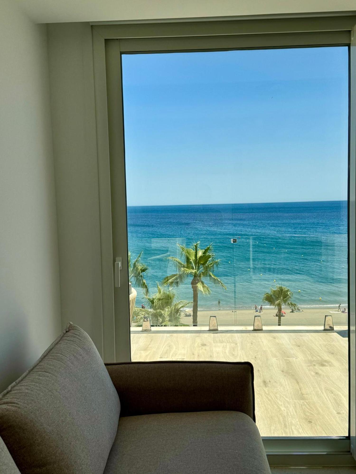 Sunnypalms - Beachfront Penthouse With Stunning Sea View Естепона Екстериор снимка