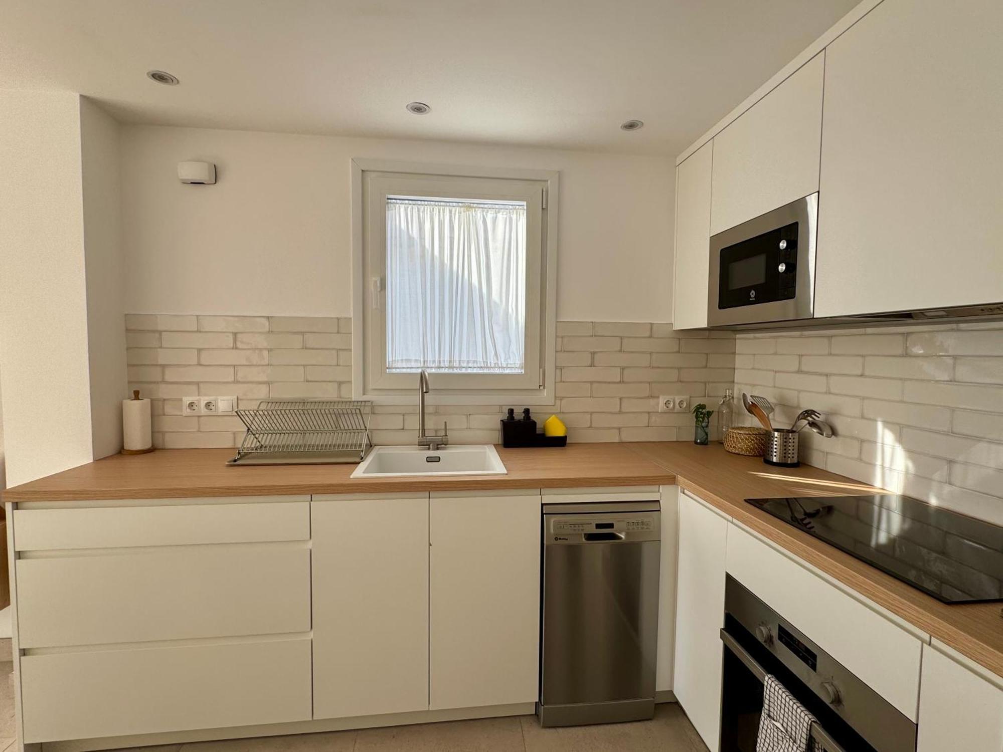 Sunnypalms - Beachfront Penthouse With Stunning Sea View Естепона Екстериор снимка