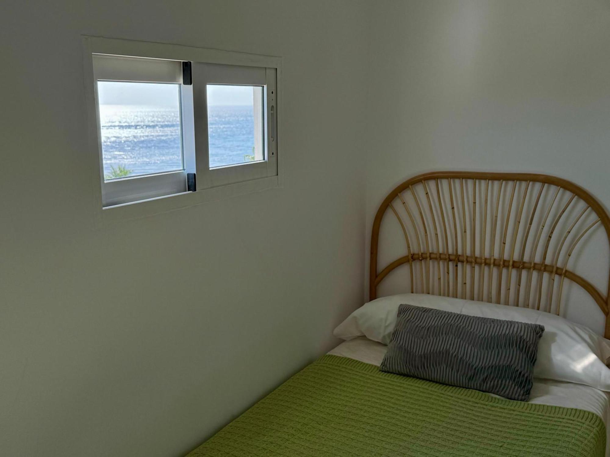 Sunnypalms - Beachfront Penthouse With Stunning Sea View Естепона Екстериор снимка
